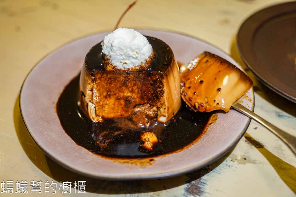 榮華街咖啡 | 台中南區巷子裡咖啡館，許多老物玩具，千層蛋糕好吃必點。