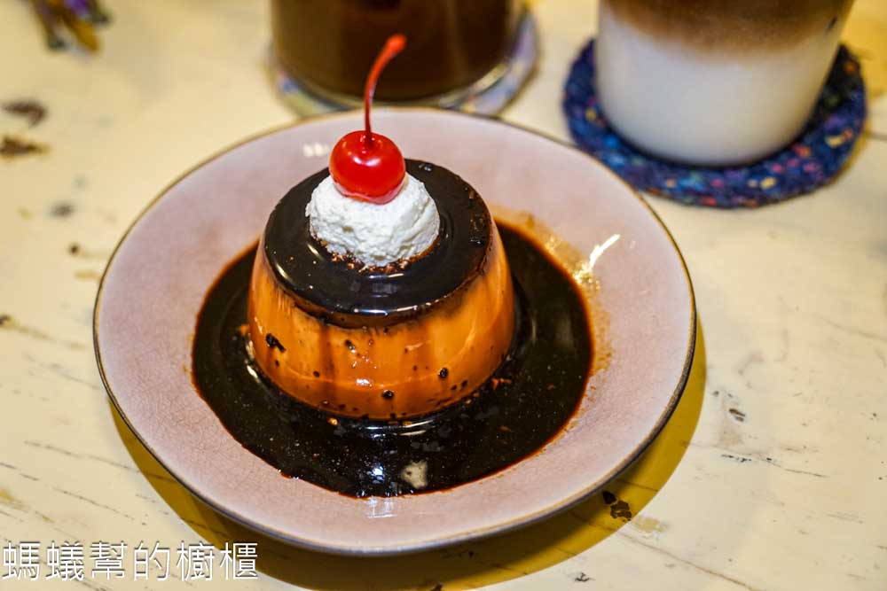 榮華街咖啡 | 台中南區巷子裡咖啡館，許多老物玩具，千層蛋糕好吃必點。