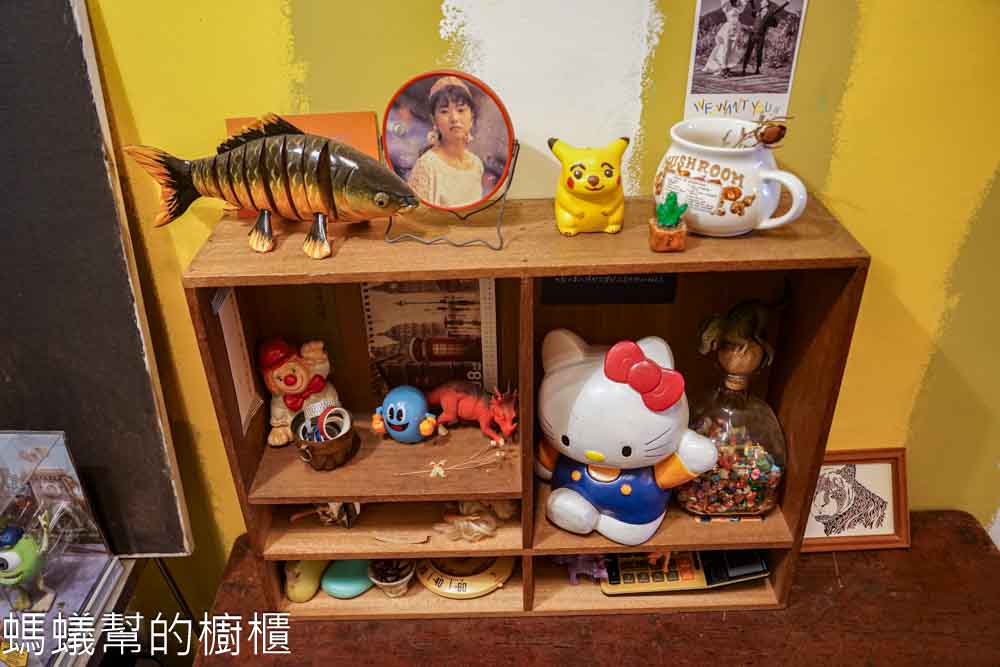 榮華街咖啡 | 台中南區巷子裡咖啡館，許多老物玩具，千層蛋糕好吃必點。