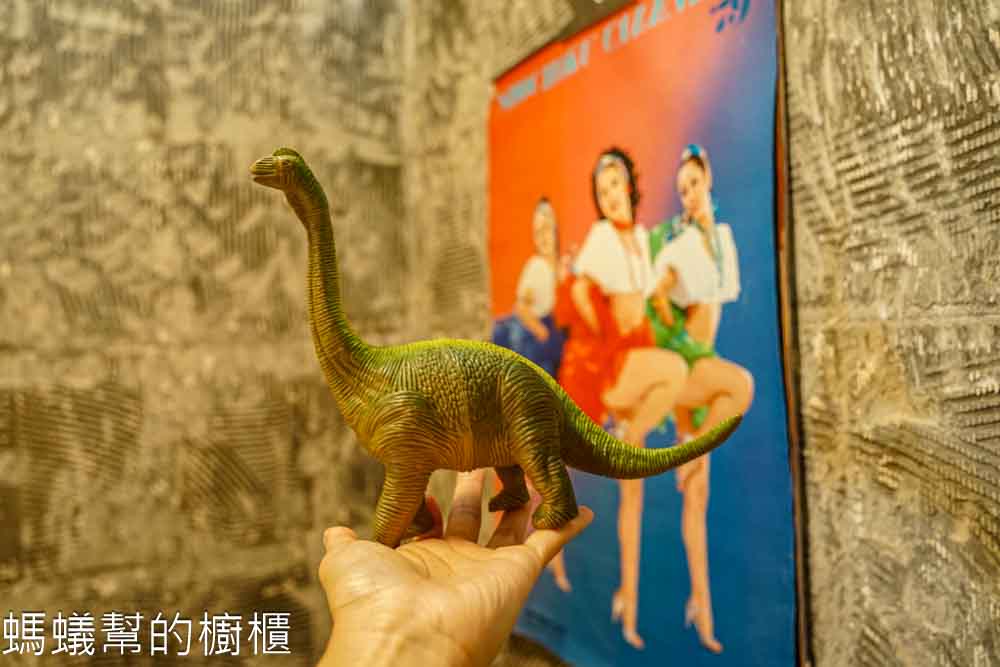 榮華街咖啡 | 台中南區巷子裡咖啡館，許多老物玩具，千層蛋糕好吃必點。