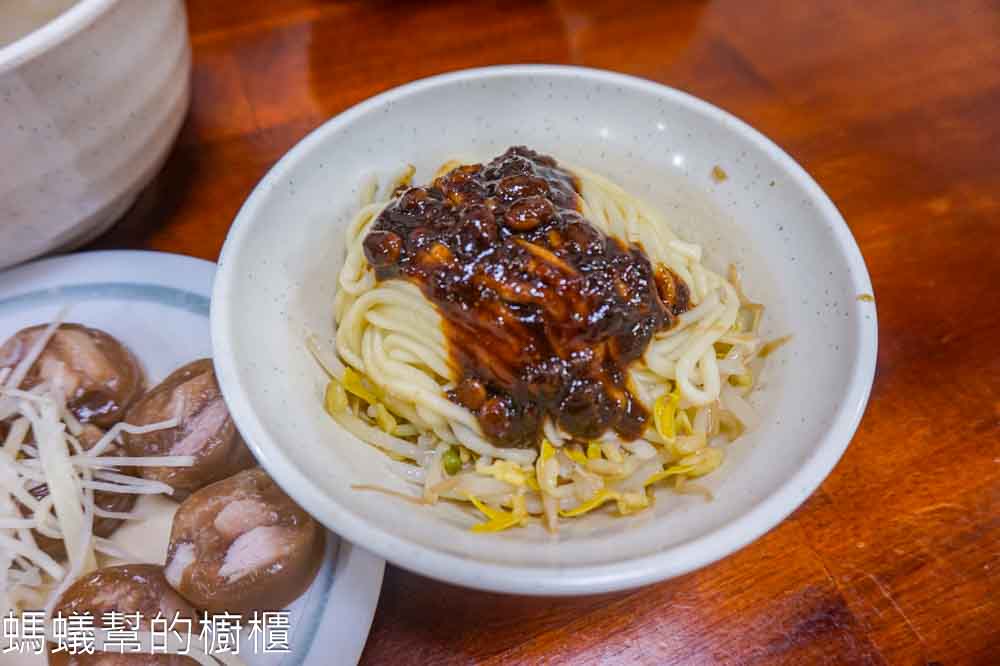 公園黑乾麵 | 新竹市公園旁乾麵老店，黑色淋醬是好吃的關鍵。