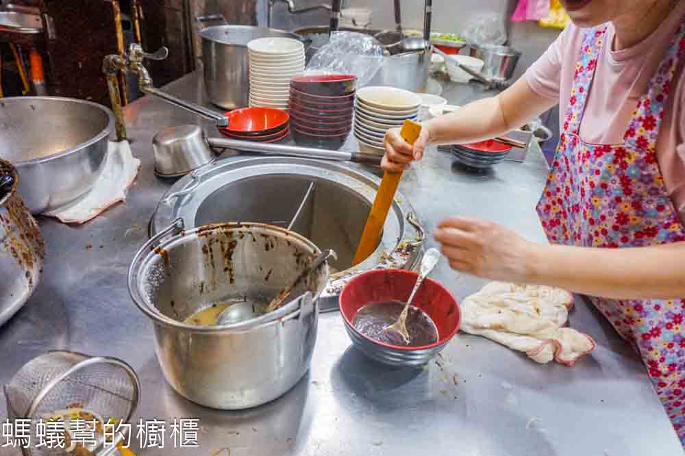 公園黑乾麵 | 新竹市公園旁乾麵老店,黑色淋醬是好吃的關鍵。