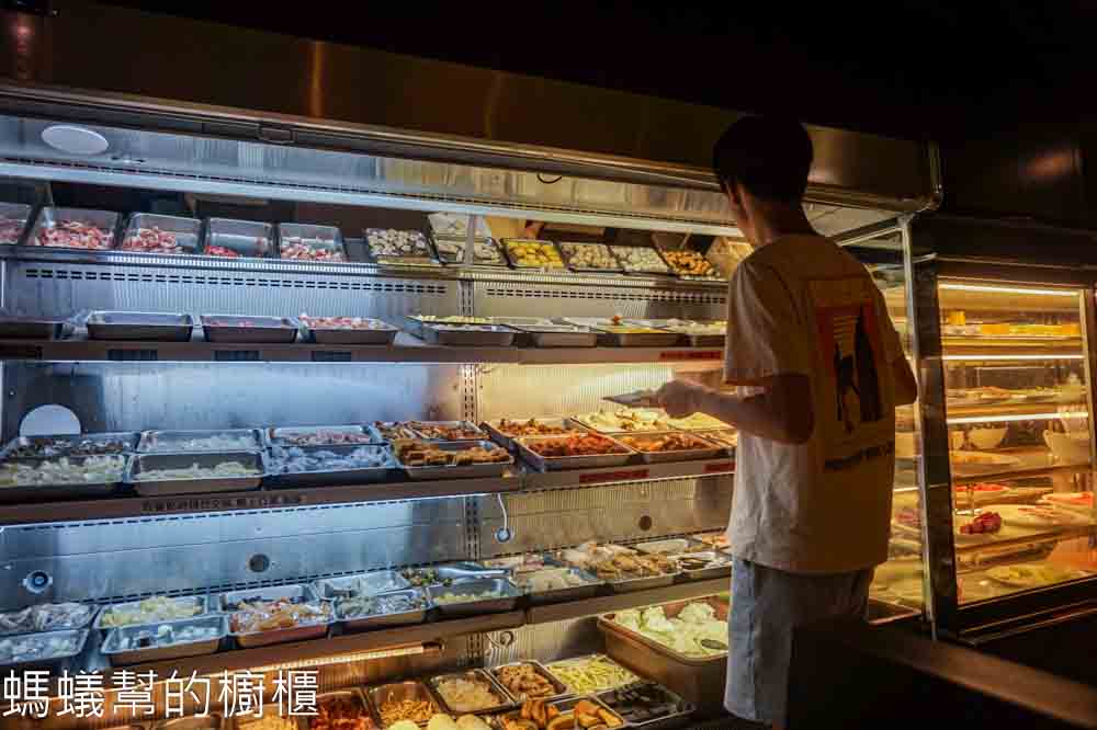 天辣麻辣火鍋(復興南) | 台北麻辣鴛鴦鍋吃到飽,肉類海鮮蔬菜無限自助。