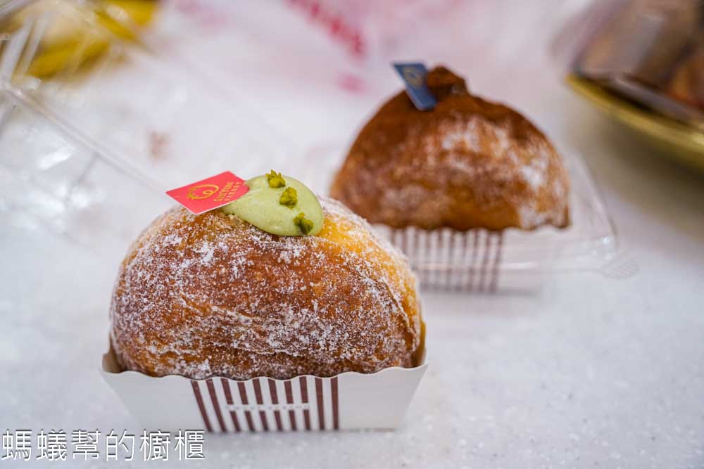 世運烘焙坊 | 彰化也買的到台北最夯的生乳甜甜圈！原味、開心果、巧克力三種口味。