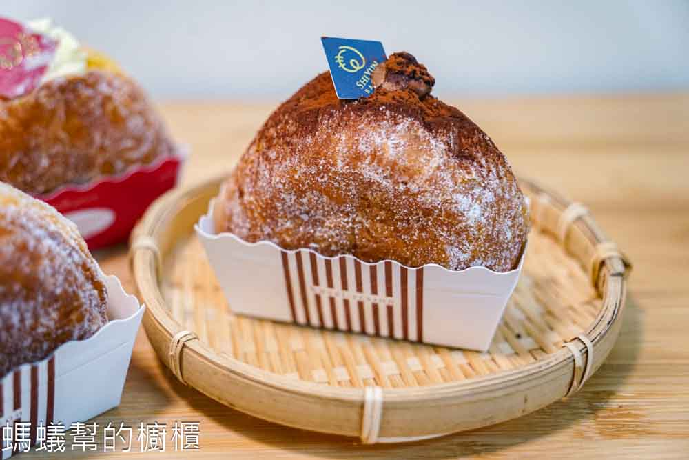 世運烘焙坊 | 彰化也買的到台北最夯的生乳甜甜圈！原味、開心果、巧克力三種口味。