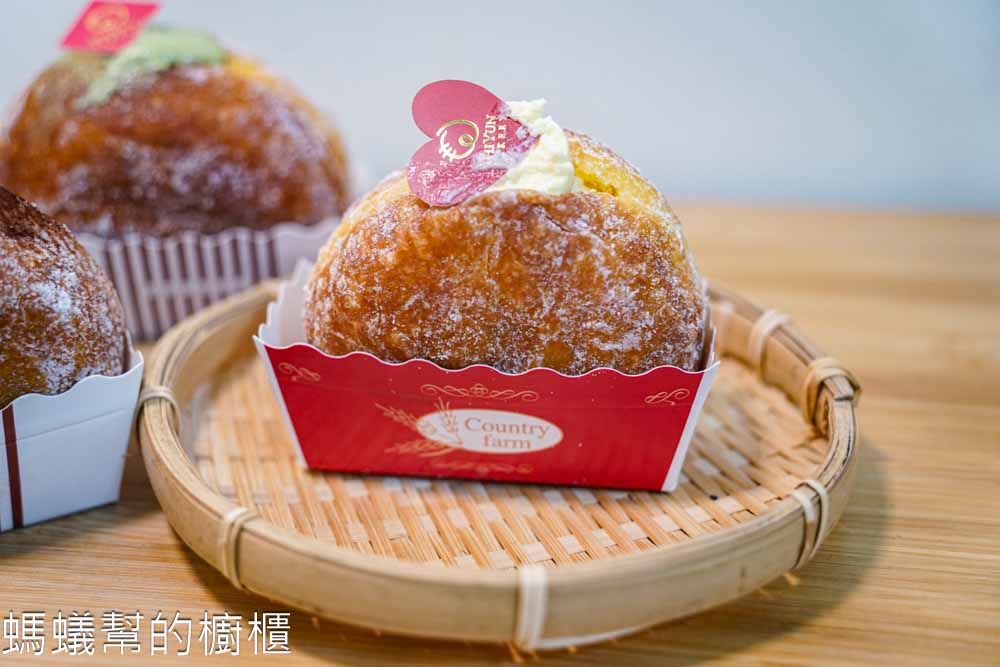 世運烘焙坊 | 彰化也買的到台北最夯的生乳甜甜圈！原味、開心果、巧克力三種口味。