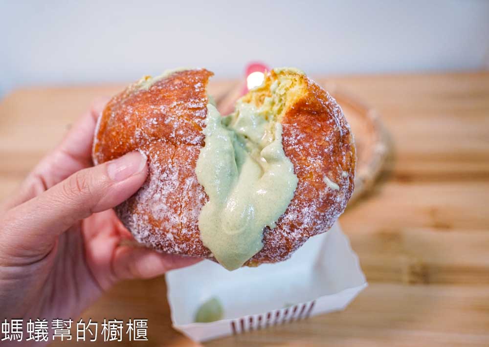 世運烘焙坊 | 彰化也買的到台北最夯的生乳甜甜圈！原味、開心果、巧克力三種口味。