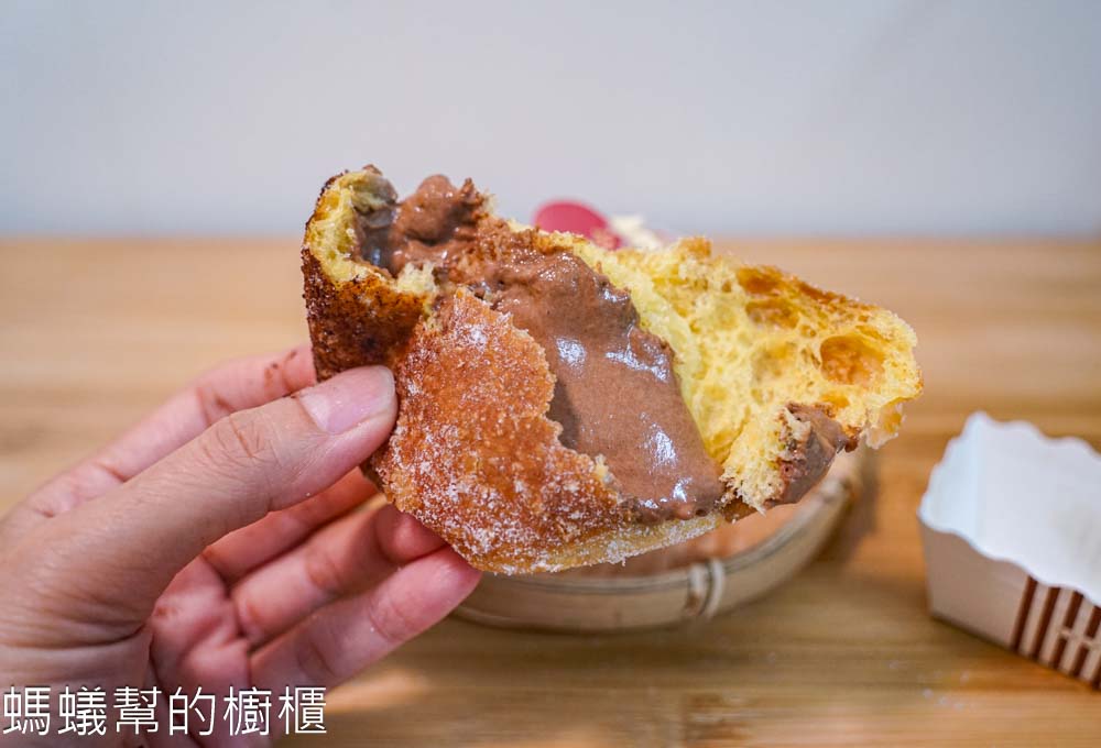 世運烘焙坊 | 彰化也買的到台北最夯的生乳甜甜圈！原味、開心果、巧克力三種口味。