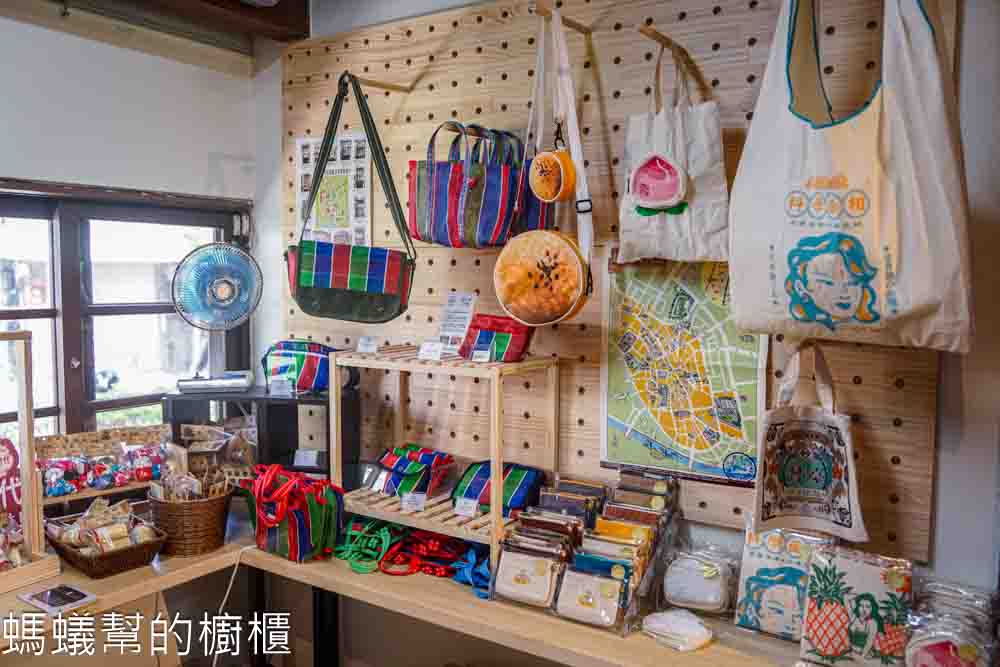 鹿港時代 | 鹿港桂花巷文創選品，鹿角造型霜淇淋，免費套圈圈彈珠檯遊戲。