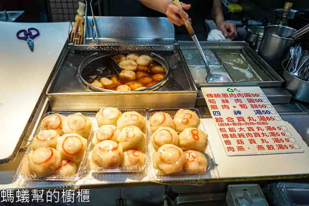 蔡記肉圓 | 新竹城隍廟入口處，蔥肉、筍絲兩種口味，燕丸湯也好喝。