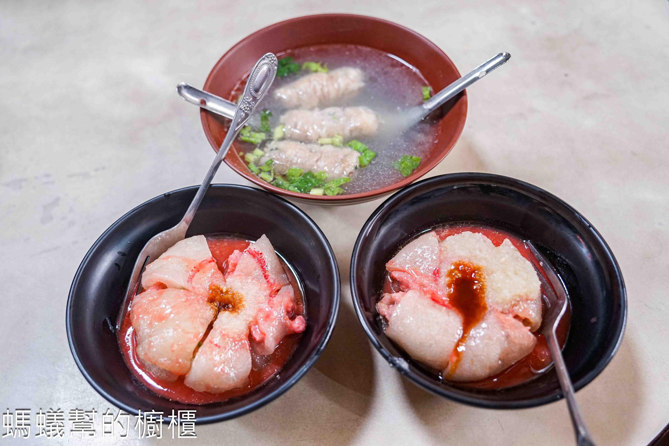 蔡記肉圓 | 新竹城隍廟入口處，蔥肉、筍絲兩種口味，燕丸湯也好喝。