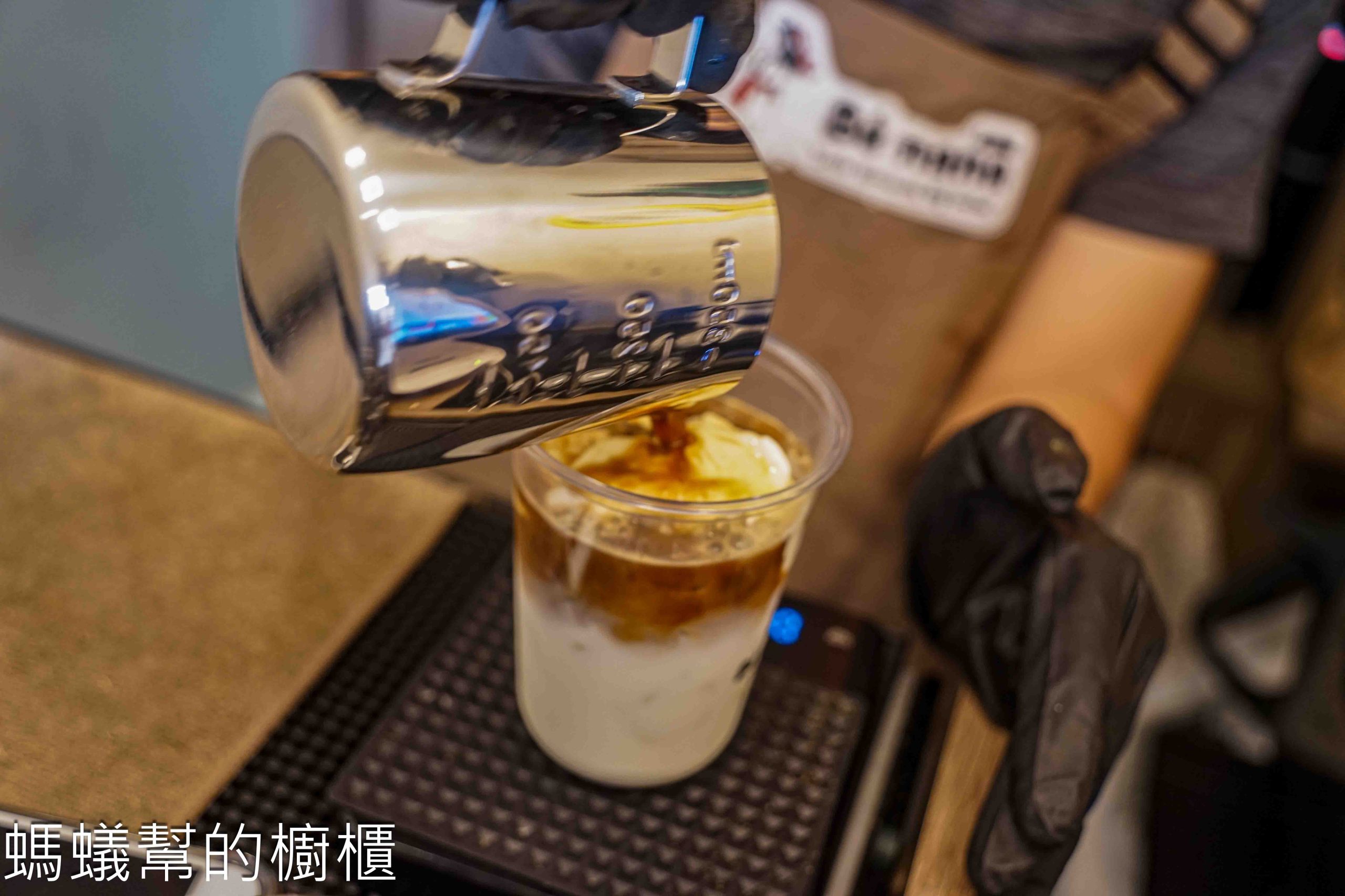 貝娜娜 | 彰化市外帶咖啡館，提拉米蘇+奶霜咖啡邊吃邊喝的有趣體驗。