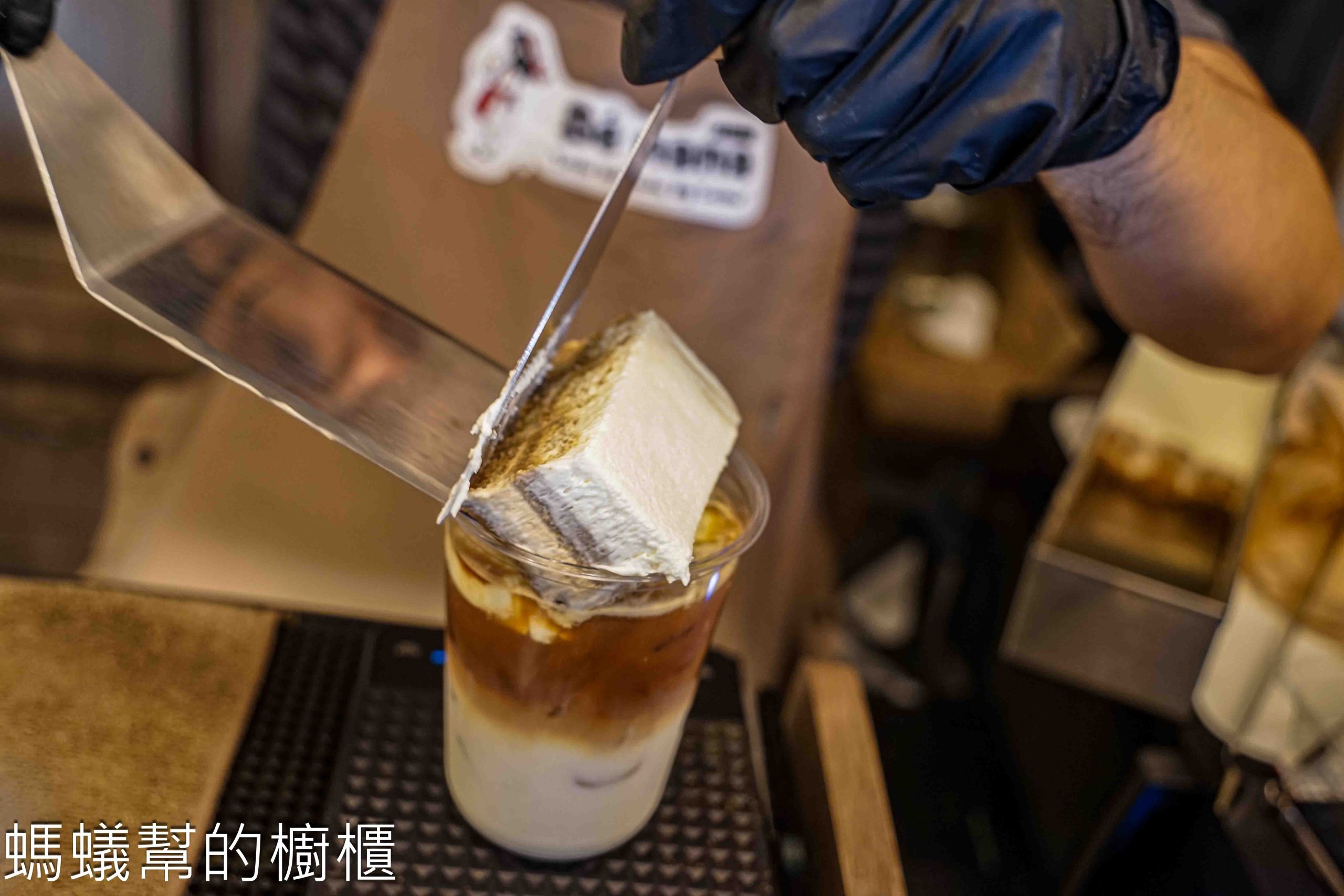 貝娜娜 | 彰化市外帶咖啡館，提拉米蘇+奶霜咖啡邊吃邊喝的有趣體驗。