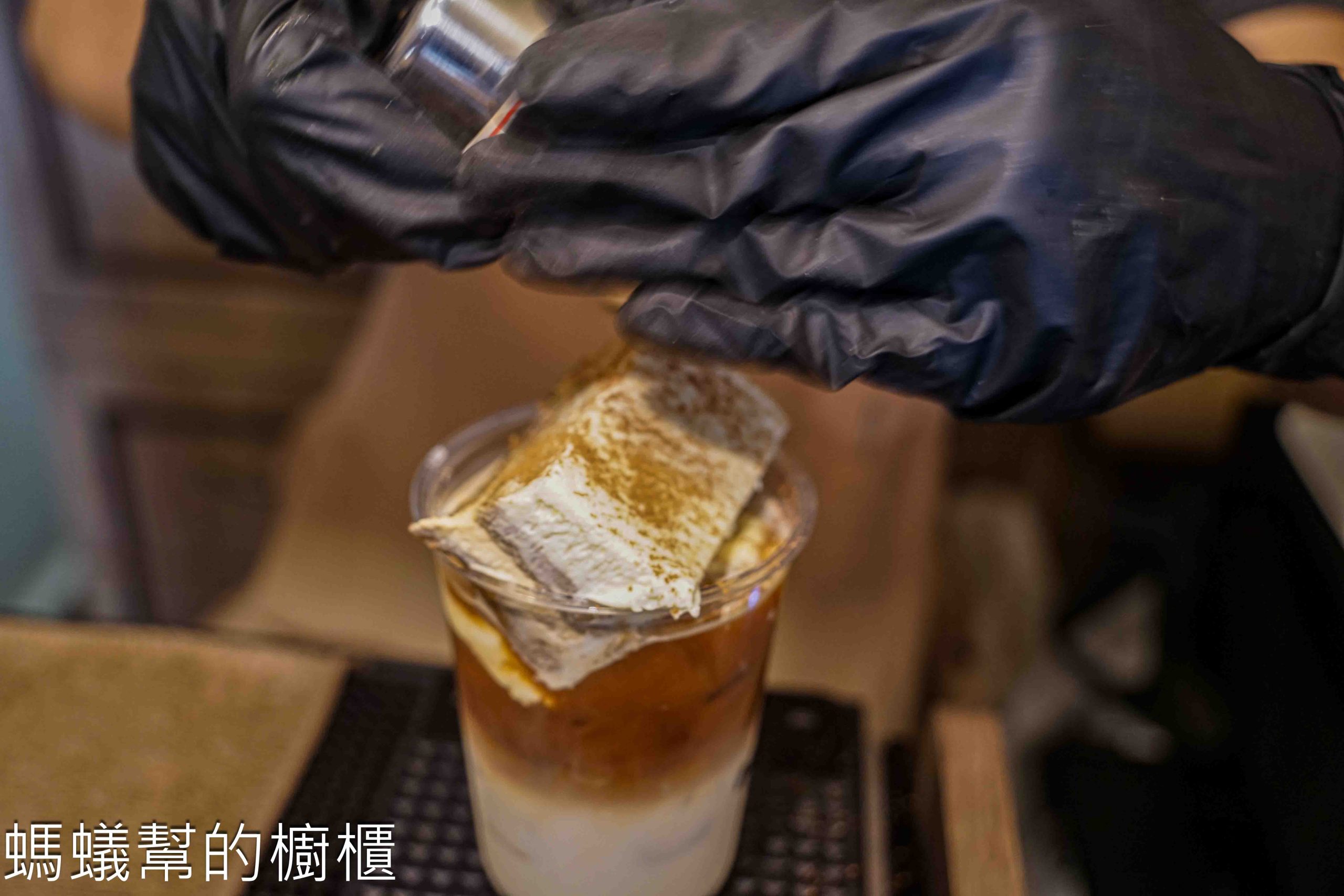 貝娜娜 | 彰化市外帶咖啡館，提拉米蘇+奶霜咖啡邊吃邊喝的有趣體驗。