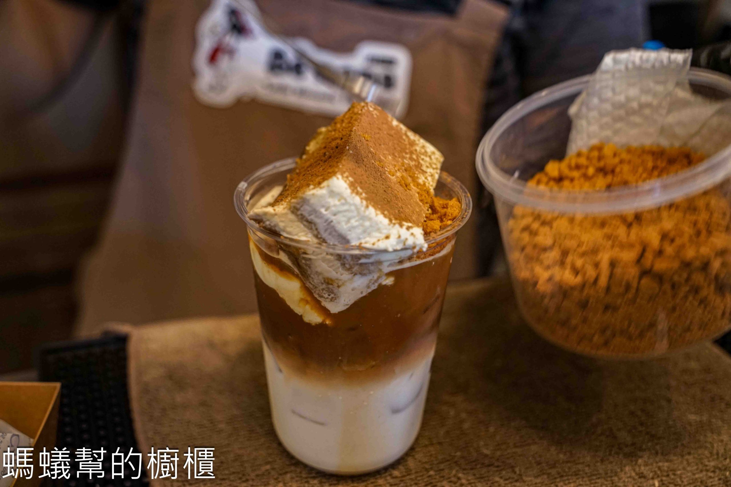 貝娜娜 | 彰化市外帶咖啡館，提拉米蘇+奶霜咖啡邊吃邊喝的有趣體驗。