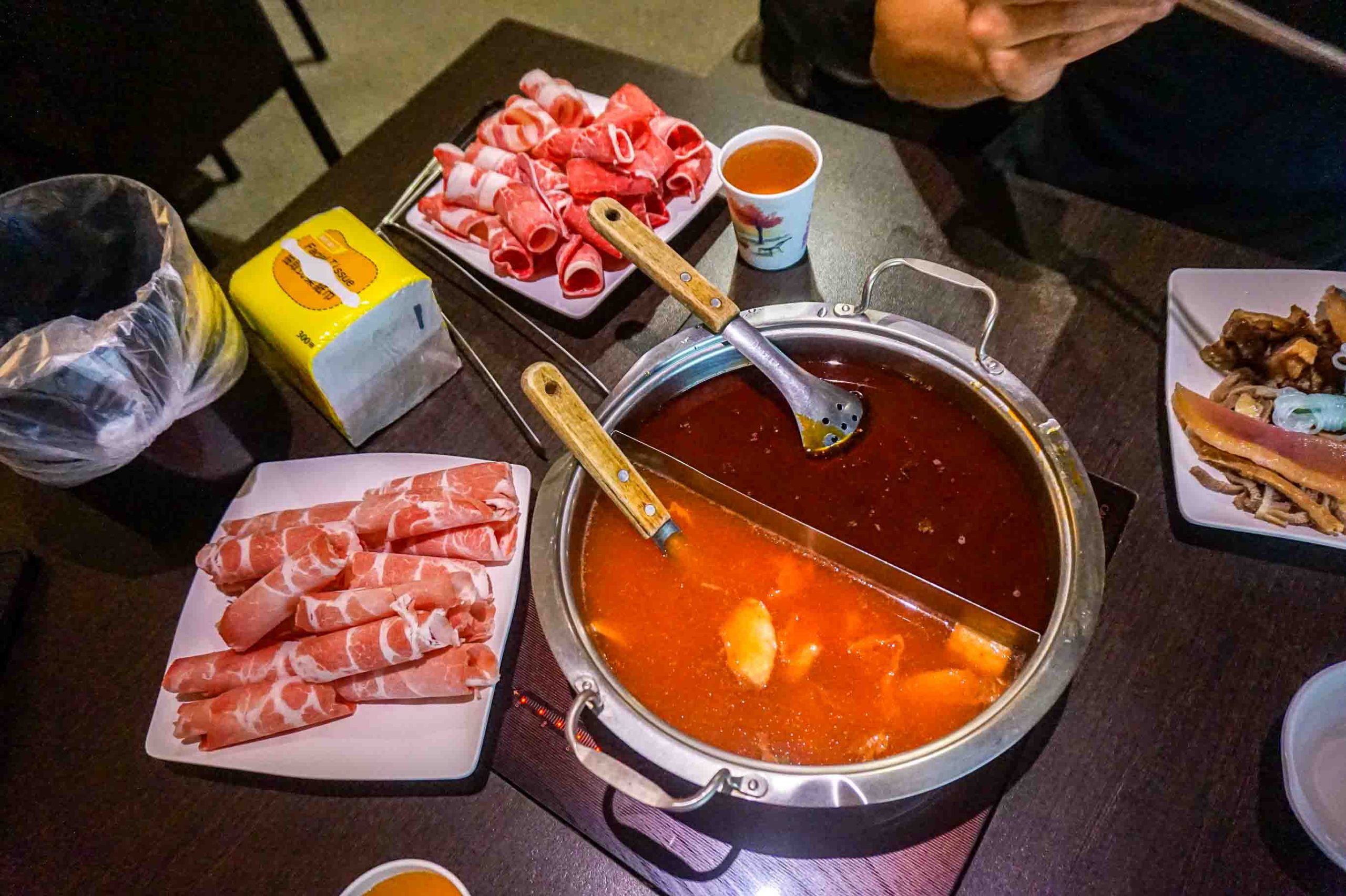 天辣麻辣火鍋(復興南) | 台北麻辣鴛鴦鍋吃到飽，肉類海鮮蔬菜無限自助。