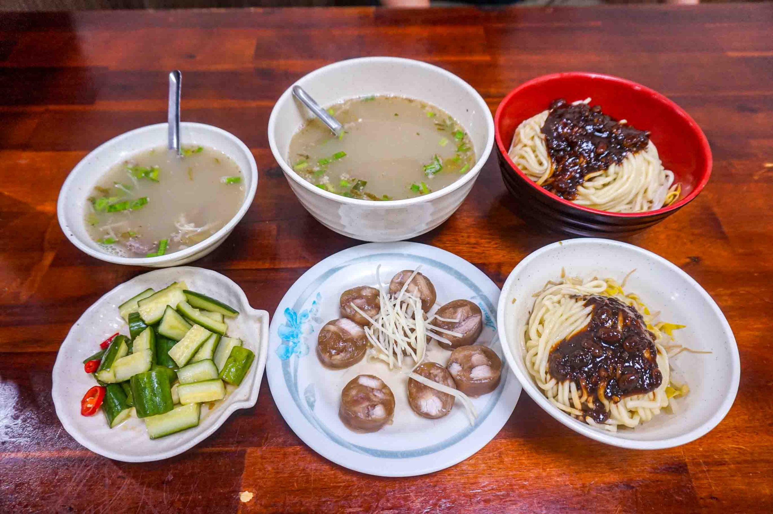 公園黑乾麵 | 新竹東區公園旁乾麵老店，黑色淋醬是好吃的關鍵。