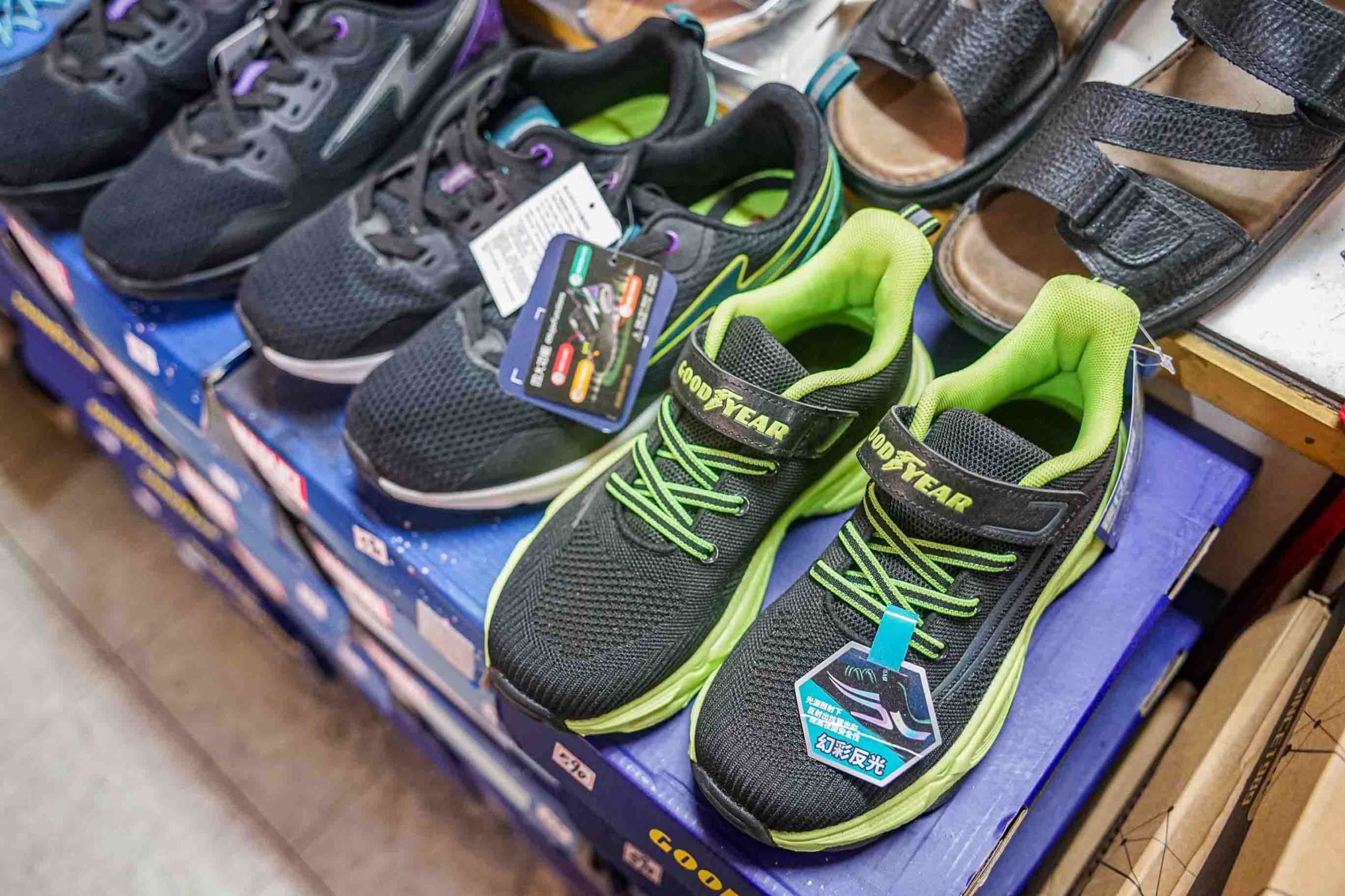 吉村國際鞋業 | 全台中最齊全的工作鞋都在這裡！年前出清價優惠大放送。