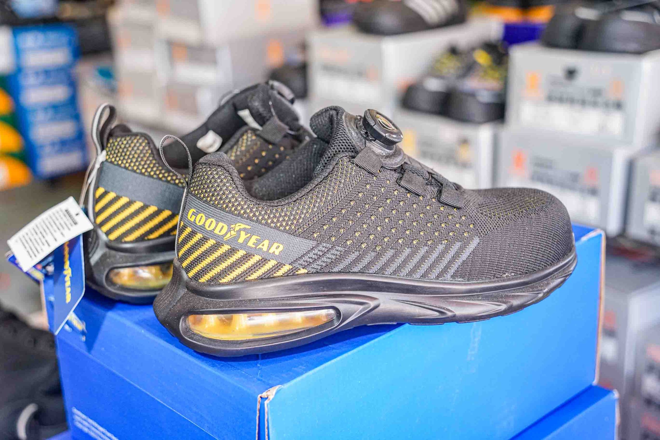 吉村國際鞋業 | 全台中最齊全的工作鞋都在這裡！年前出清價優惠大放送。