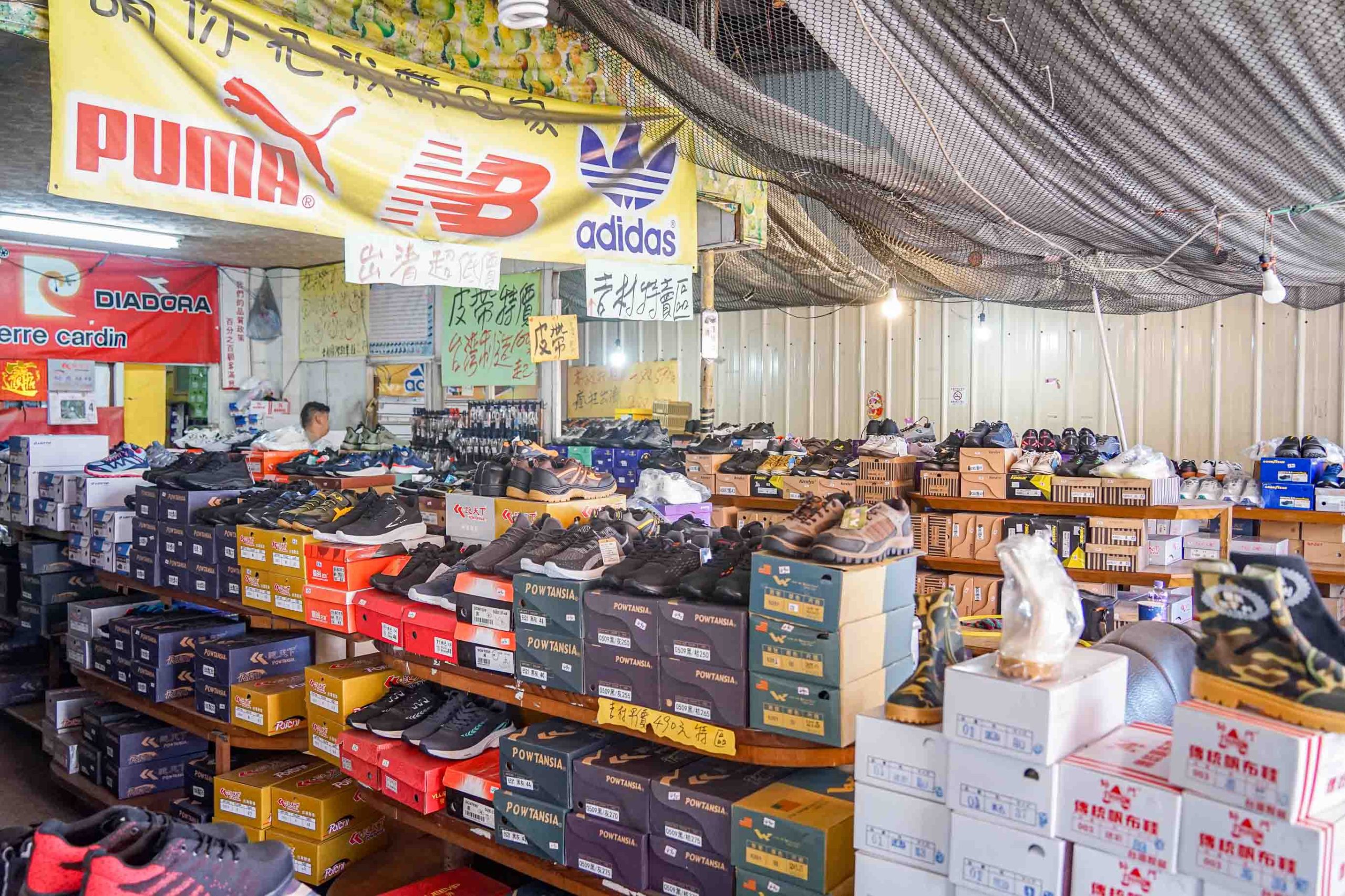 吉村國際鞋業 | 全台中最齊全的工作鞋都在這裡！年前出清價優惠大放送。