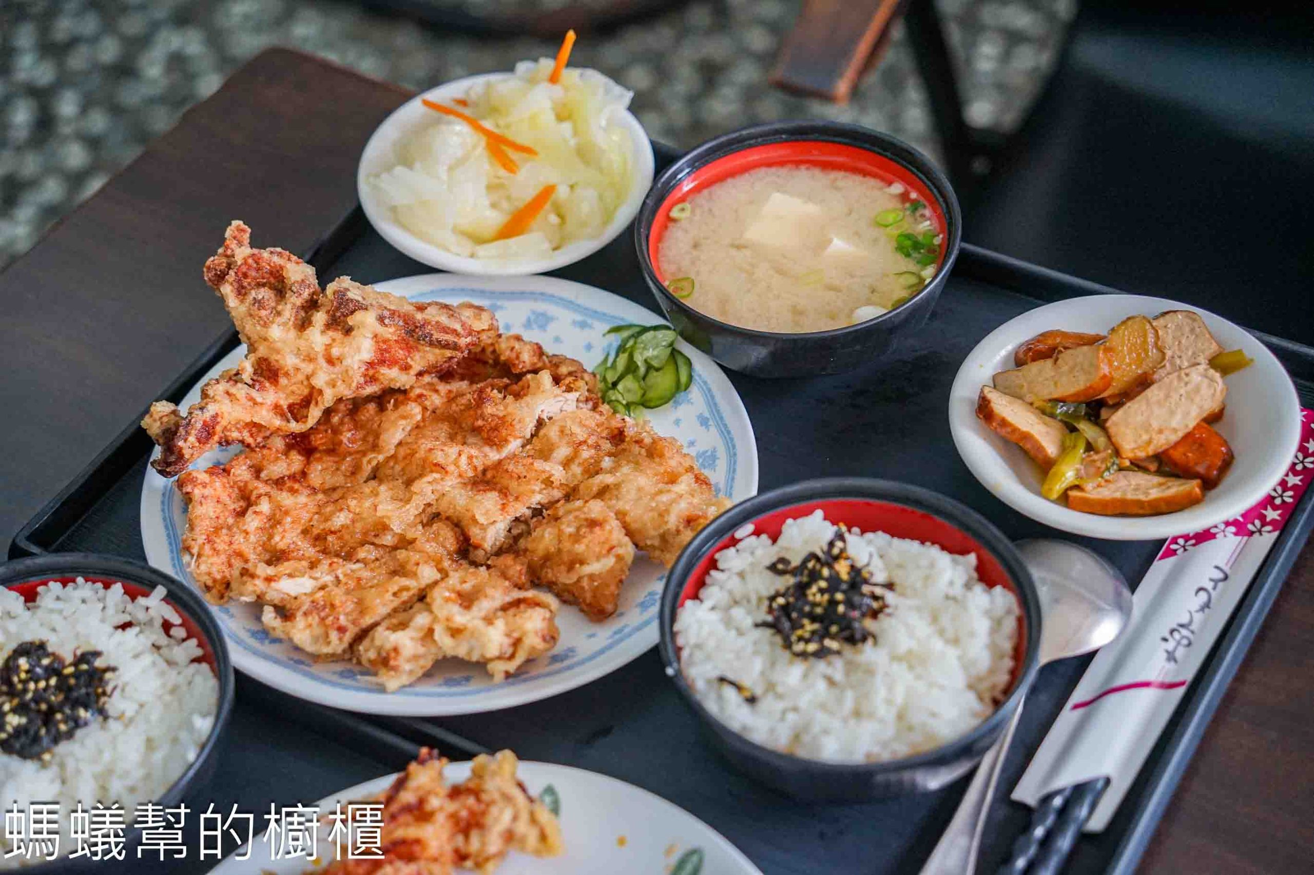 金G園簡餐．咖啡 | 台中西區美食，炸雞腿、炸排骨，二樓吃簡餐。