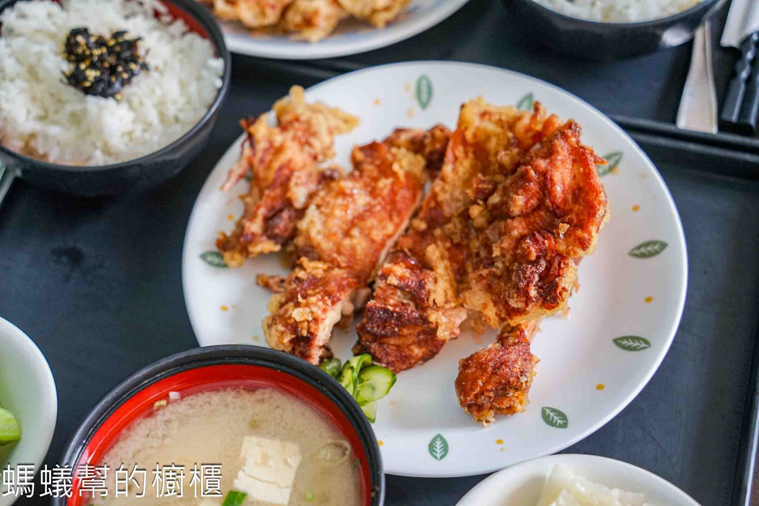 金G園簡餐．咖啡 | 台中西區美食，炸雞腿、炸排骨，二樓吃簡餐。