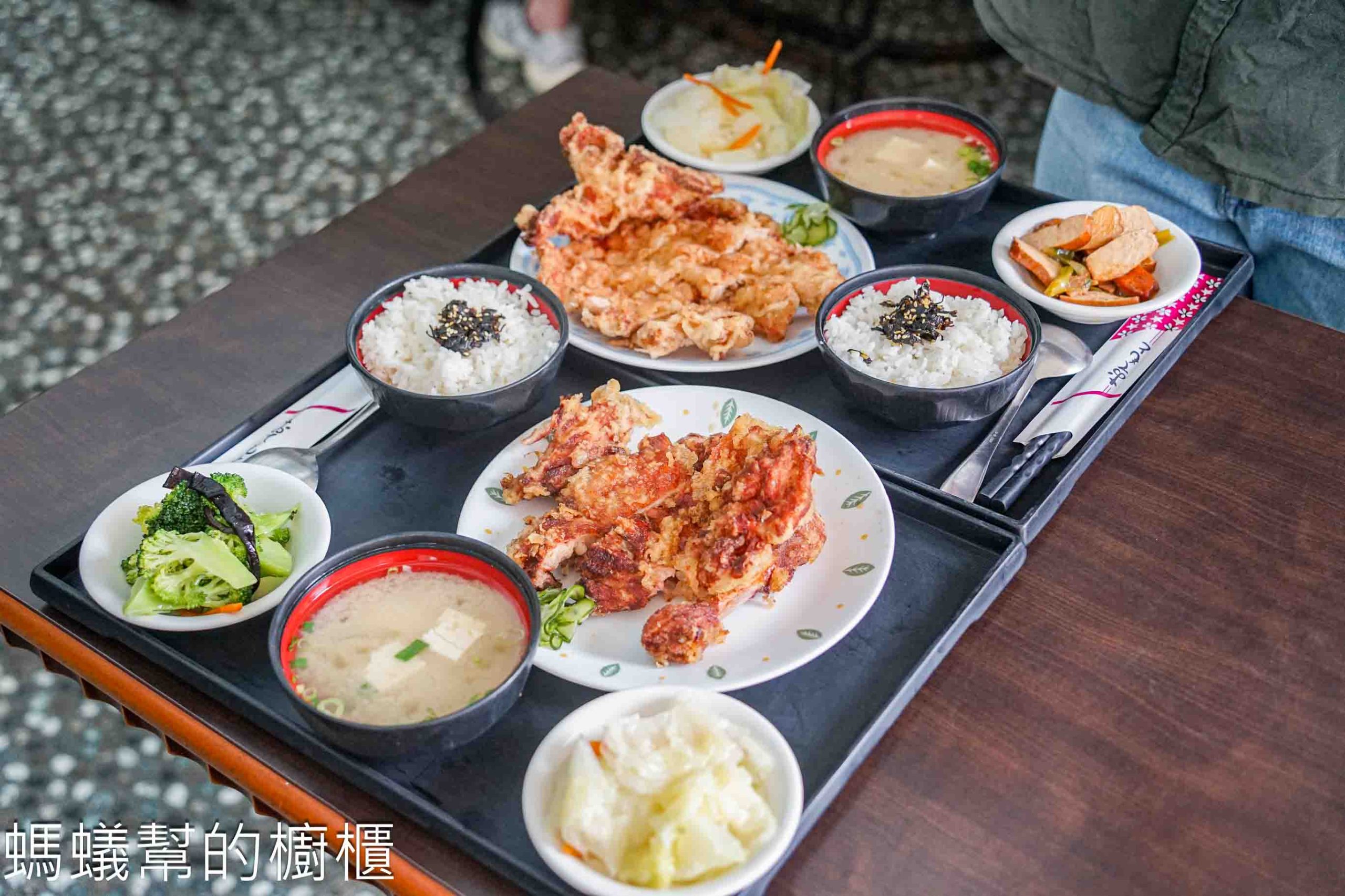 金G園簡餐．咖啡 | 台中西區美食，炸雞腿、炸排骨，二樓吃簡餐。